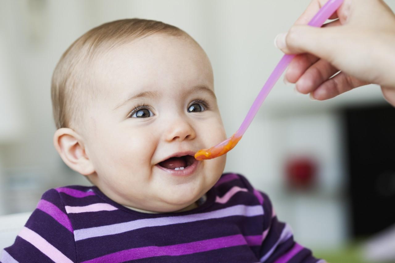 Cât trebuie să mănânce un copil: normativele de la naștere până la 5 ani