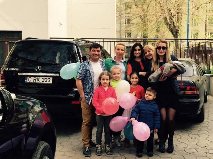 Costi Burlacu și Corina Țepeș și-au dus fetița nou născută acasă! Primele imagini cu micuța Ioana