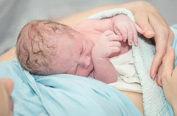 Nașterea: ce se întâmplă cu copilul în timpul contracțiilor și împingerii