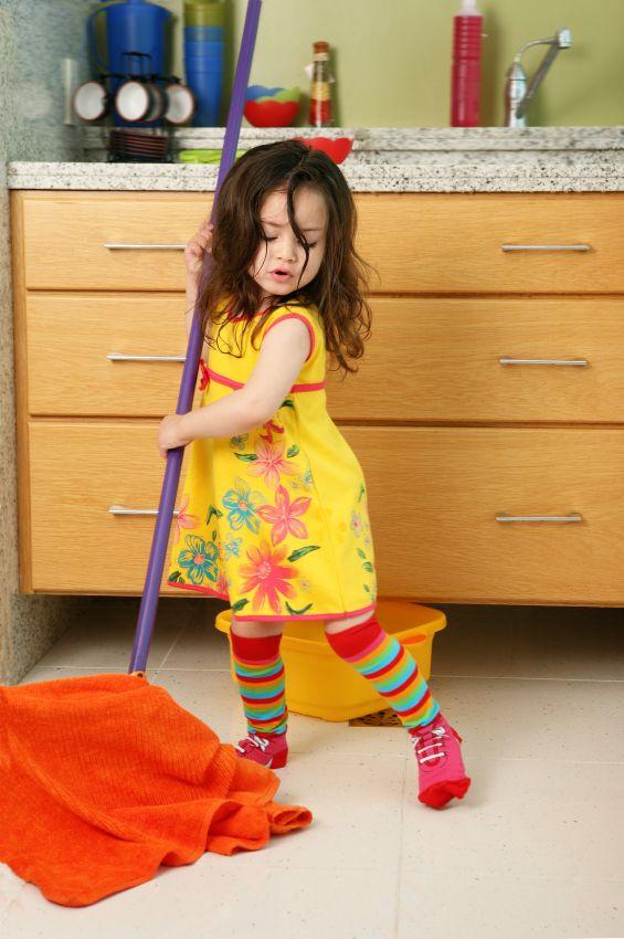 Cum să implicăm copiii în activitățile de curățenie
