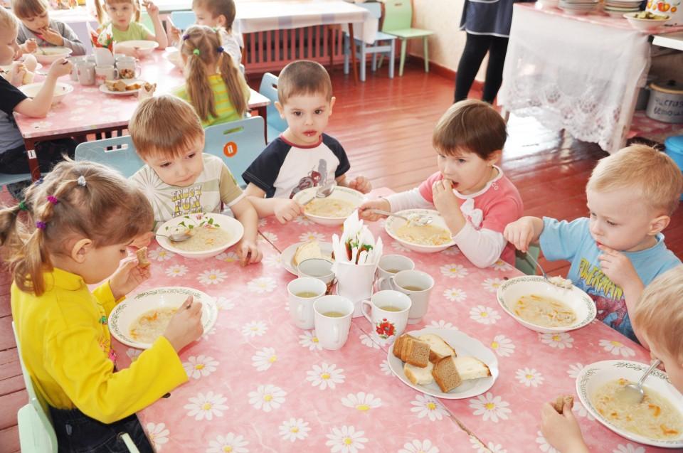В минздраве обеспокоены питанием в детсадах и школах