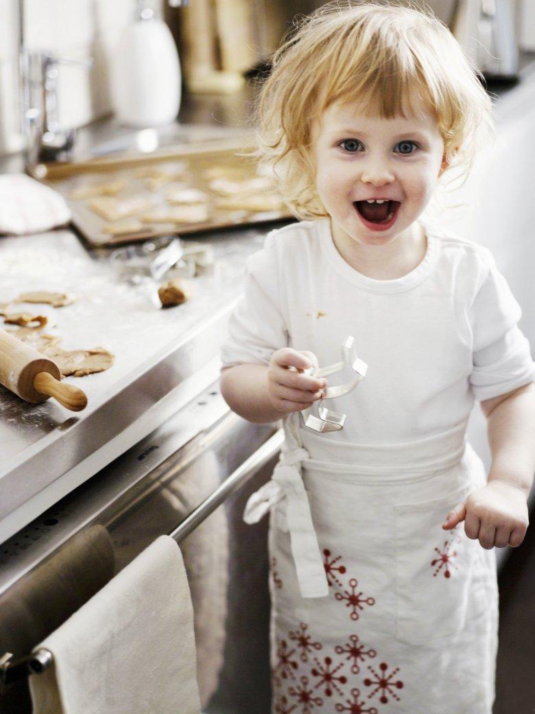 Cu ce să ocupăm timpul celor mici la bucătărie, cât gătim? Partea 1