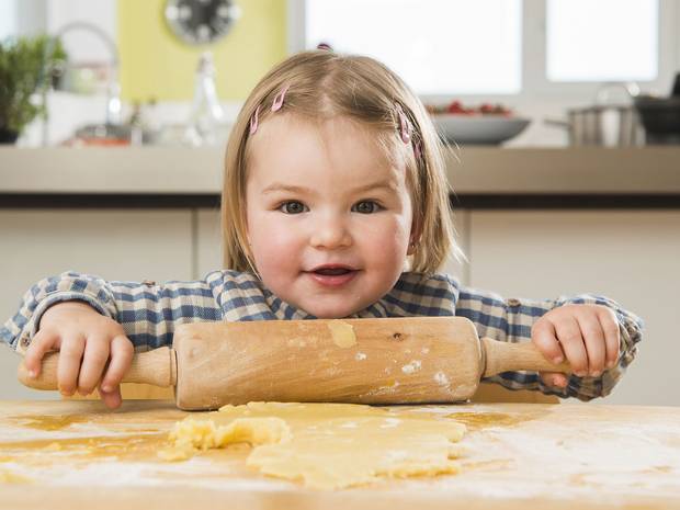 Чем занять ребенка на кухне, пока вы готовите? Часть 1