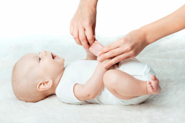 Experiment: picioarele bebeluşului sunt aproape la fel ca mâinile noastre