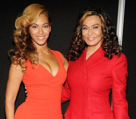 Mama cântăreței Beyoncé – frumoasă, stilată și populară pe Instagram la ai săi 62 de ani