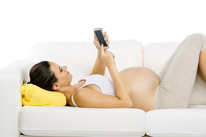 Беременная женщина и мобильный телефон