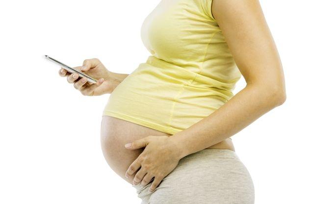 Беременная женщина и мобильный телефон
