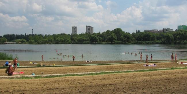 В то время как врачи предостерегают от купания в озерах Кишинева, власти вовсю готовят пляжи к сезону