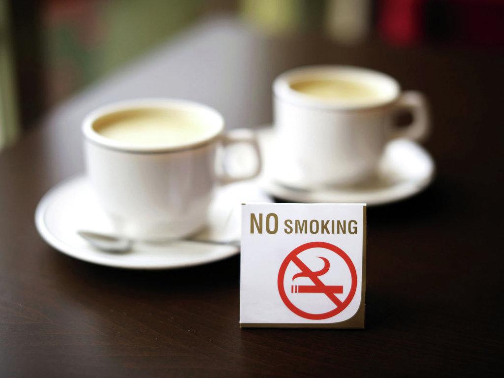 Au rămas zile numărate până la interzicerea fumatului în locurile publice închise