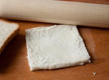 Role din somon cu pâine şi caşcaval