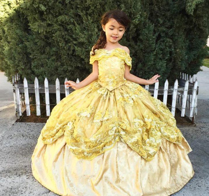 După ce s-a concediat, un designer creează rochii fabuloase pentru fiica lui