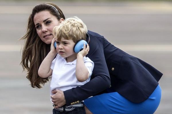 Kate Middleton, o mamica grijulie. Cum l-a consolat pe micutul George in fata a zeci de oameni