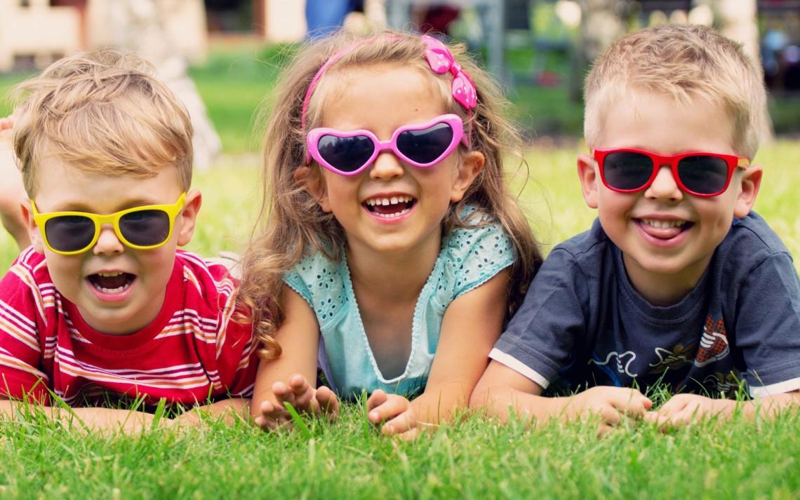 Copiii şi ochelarii de soare – moft sau necesitate