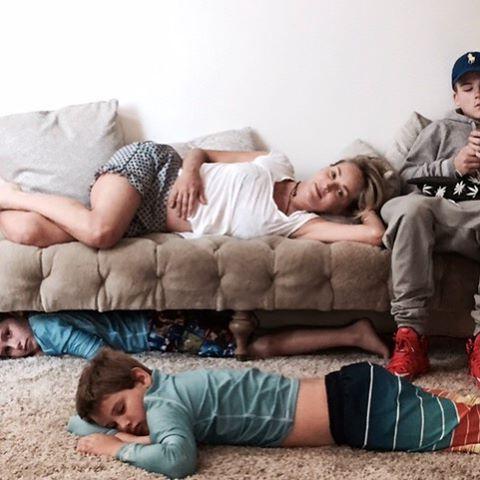 Редкий снимок: Шэрон Стоун в окружении своих любимых мужчин - троих сыновей