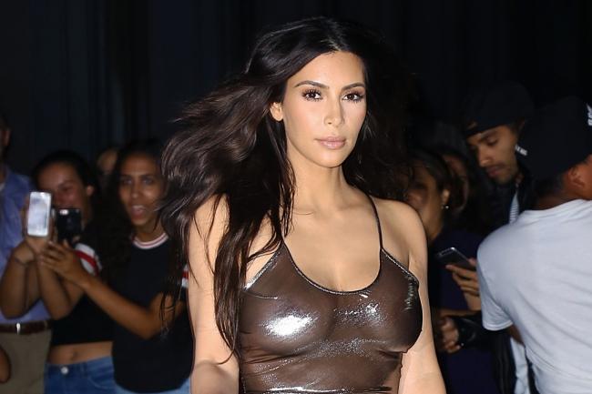 Kim Kardashian socheaza din nou. Fara lenjerie intima si imbracata in cea mai transparenta rochie de pana acum