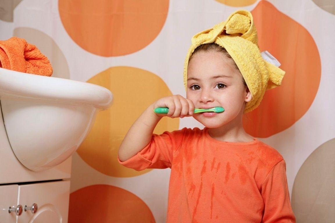 Учимся правильно чистить зубки малышу: обзор зубных щеток и пасты, а также советы стоматолога