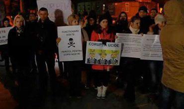 Protest: Părinţii cer pedepsirea celor care le „otrăveau copiii”
