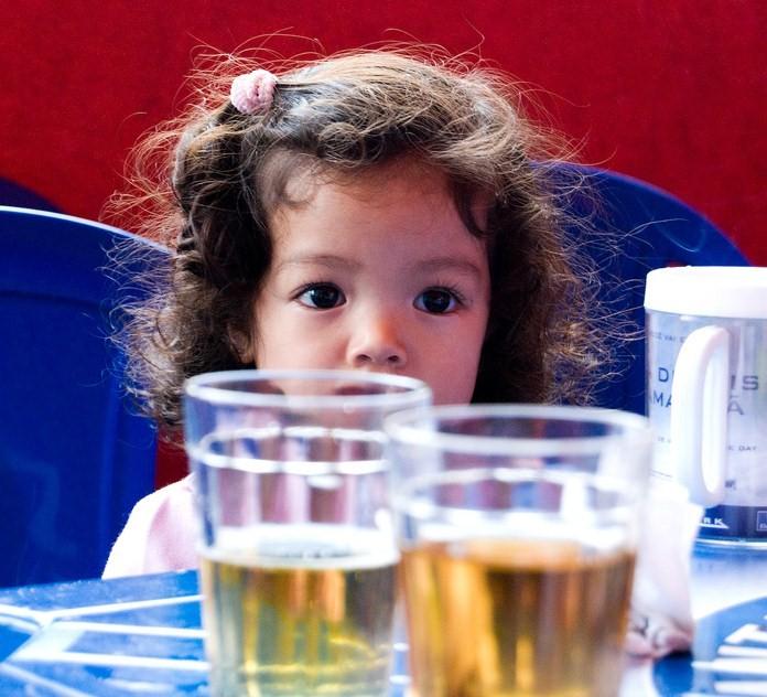 Actual în ajunul sărbătorilor: copiii și alcoolul