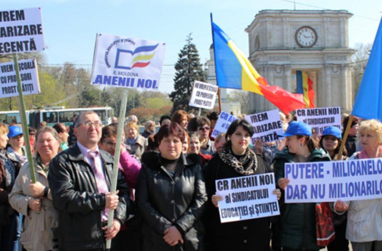 "Хотим роста зарплат" - учителя Молдовы выходят на протесты