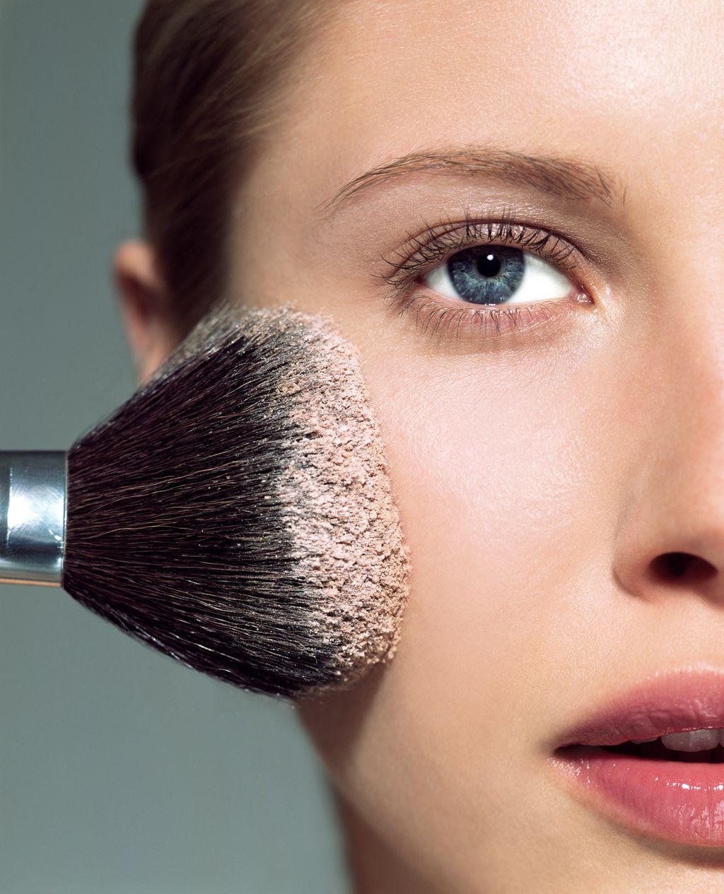 Как делать макияж, если кожа шелушится: 7 правил