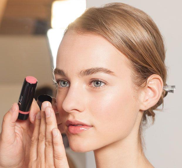 Как делать макияж, если кожа шелушится: 7 правил