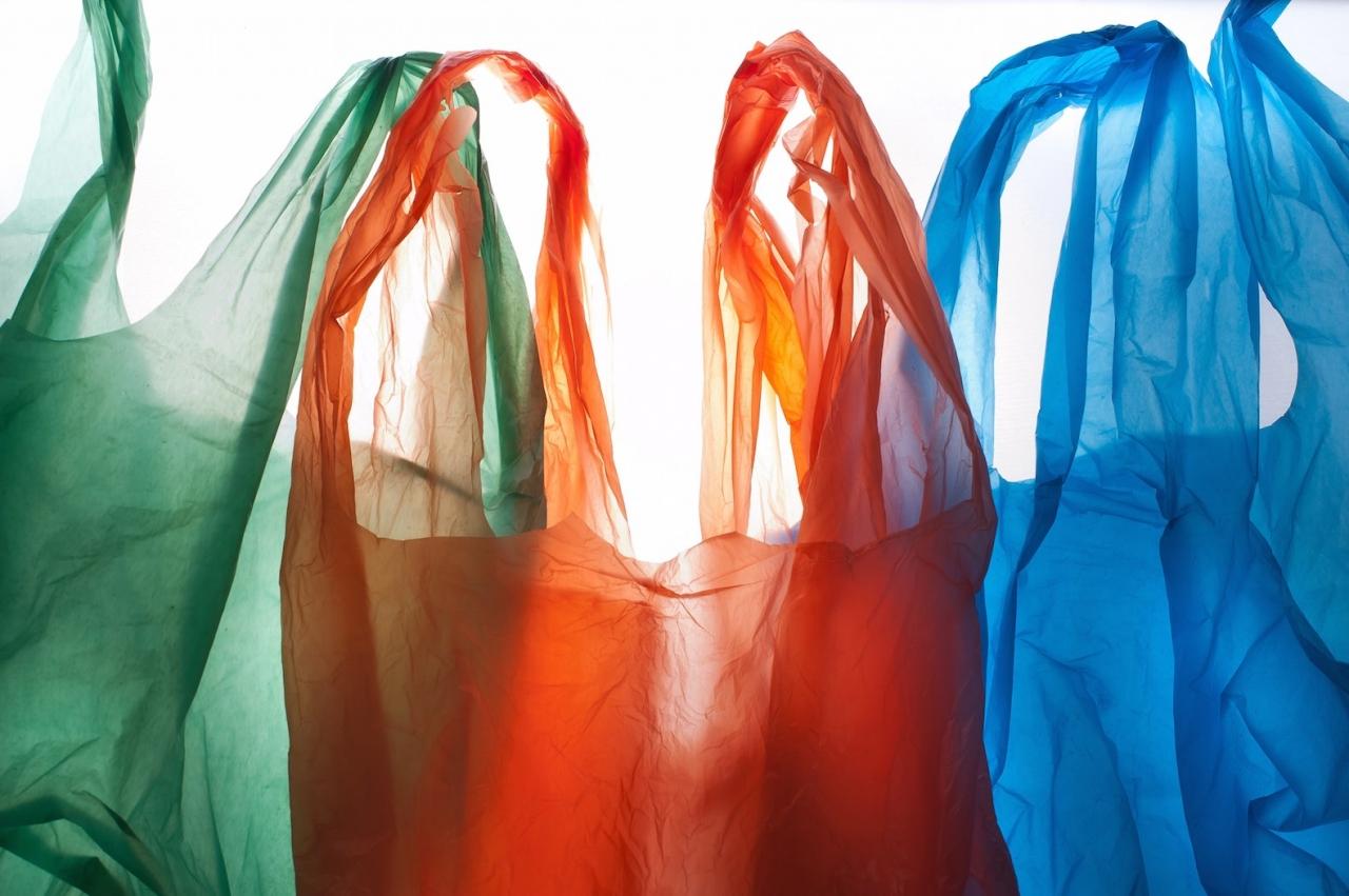 În magazine a fost interzisă distribuirea gratuită a pungilor din plastic