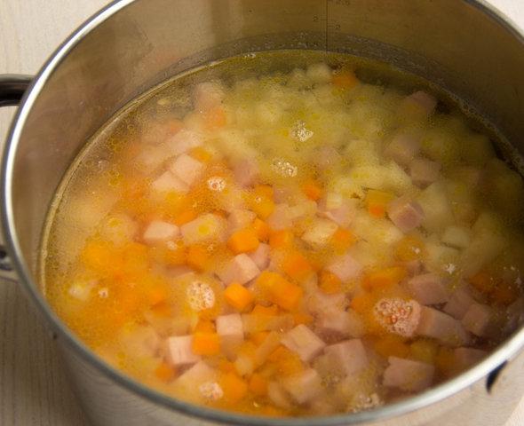 Supă de cașcaval cu șuncă și legume
