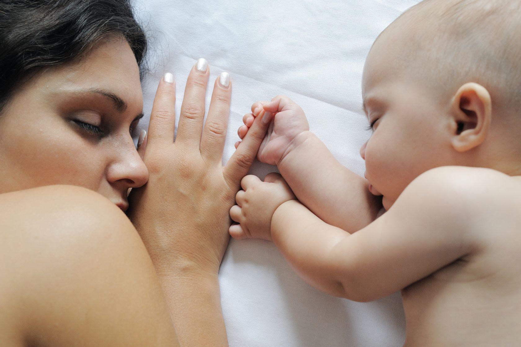 Ученые поняли, почему матери обычно держат младенцев слева