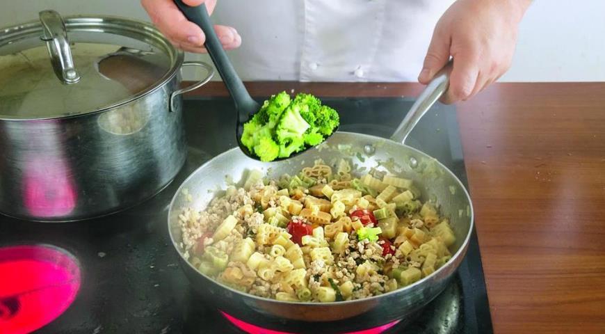Paste cu sos de carne și broccoli