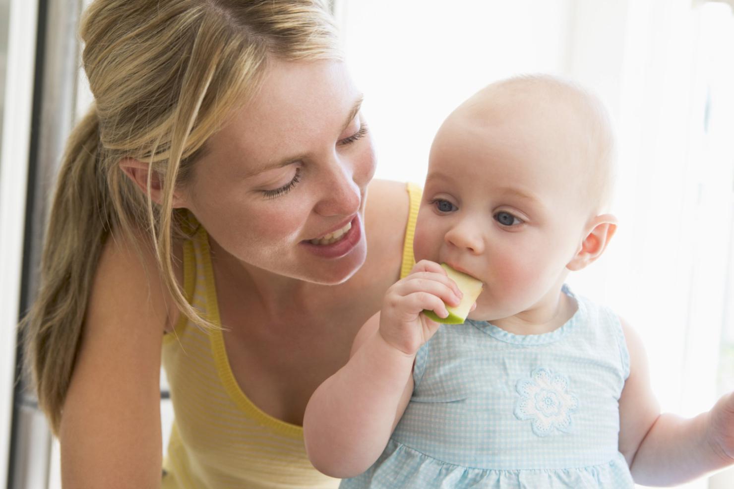 Cum să învățăm copilul să mestece?
