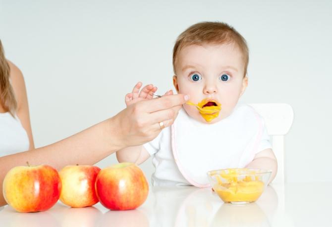Mituri despre diversificarea alimentației la bebeluși