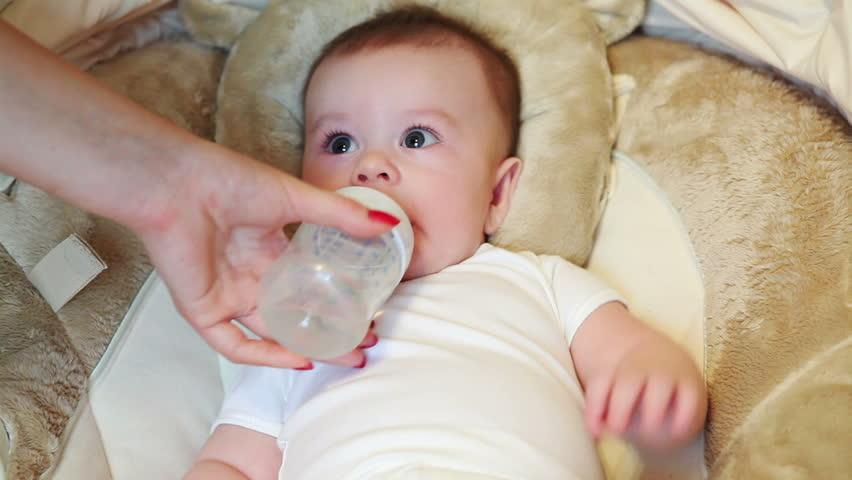 Consumul de apă la bebeluși. Întrebări și răspunsuri!