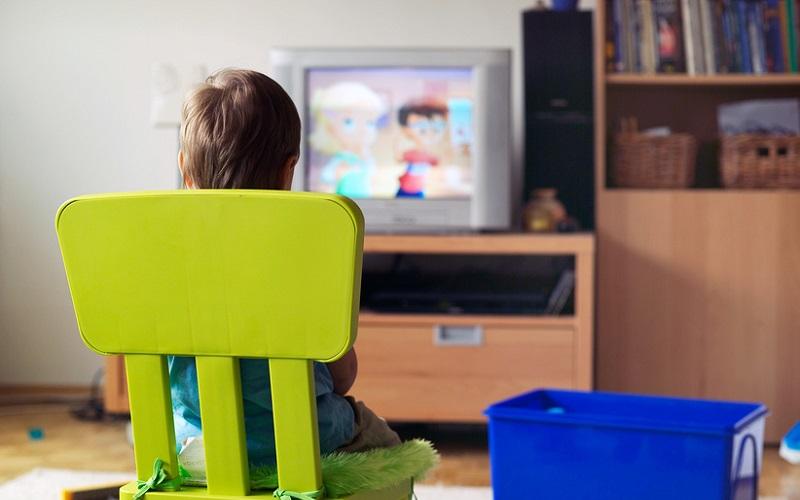 Ученые описали связь между телевизором в спальне и детским ожирением