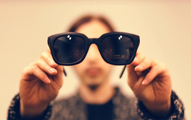 Cum recunoaştem ochelarii de soare contrafăcuţi