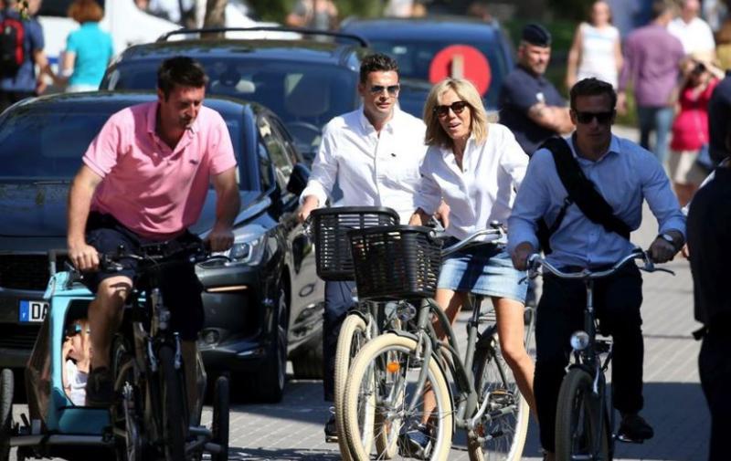 Первая леди Франции в юбке на велосипеде! А почему бы и нет?