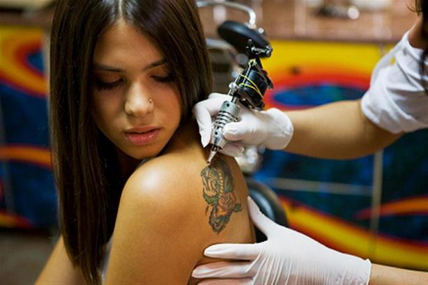 Vrei să îţi faci un tatuaj? Recomandările specialiștilor înainte de a lua o decizie