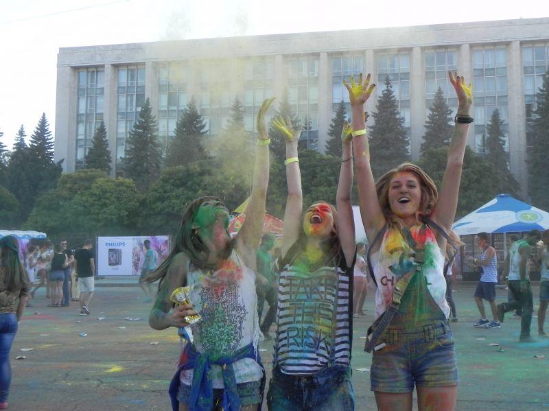 Буйство красок, веселья и тинэйджеров – фоторепортаж с Фестиваля красок в Кишиневе (ФОТО)