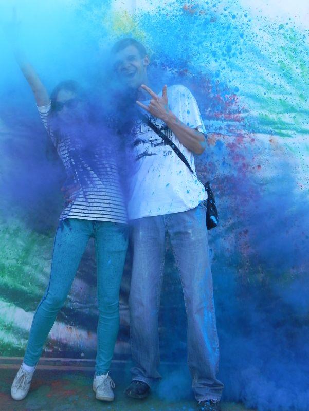 Explozie de culori, veselie și adolescenți – fotoreportaj de la Festivalul culorilor din Chișinău (FOTO)