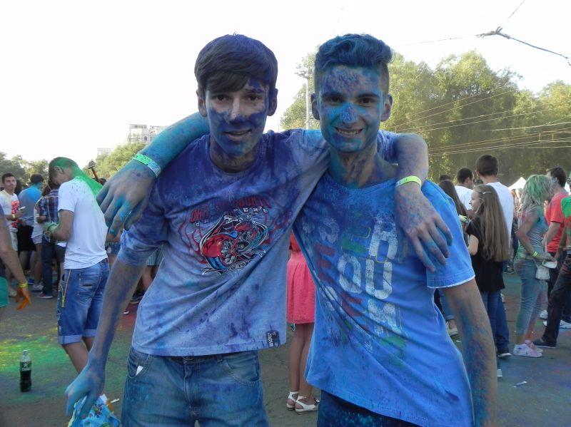 Explozie de culori, veselie și adolescenți – fotoreportaj de la Festivalul culorilor din Chișinău (FOTO)