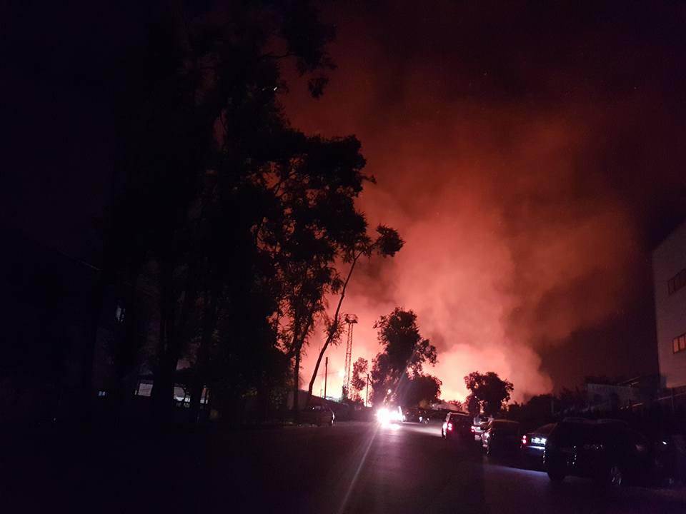 Incendiu puternic la groapa cu crengi din Buiucani. În oraș încă se simte un miros persistent și fum