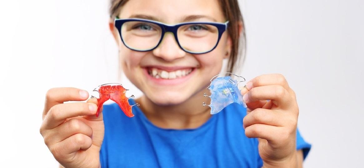 Всё, что нужно знать о съемных аппаратах для выравнивания детских зубов