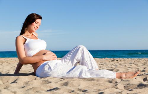 Стоит ли ехать на море во время беременности?