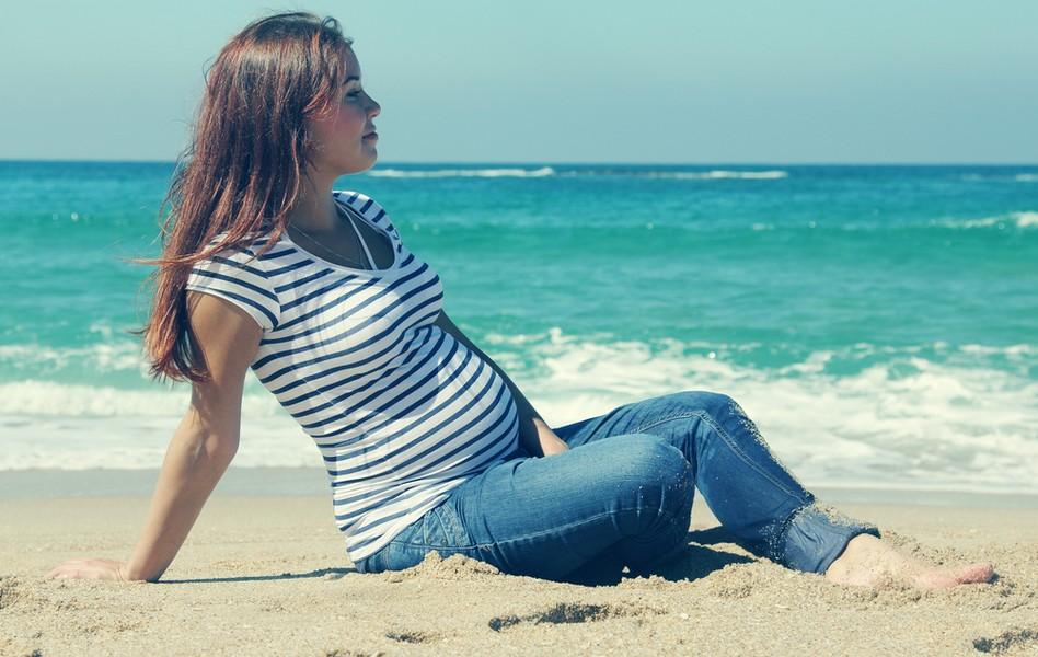 Стоит ли ехать на море во время беременности?