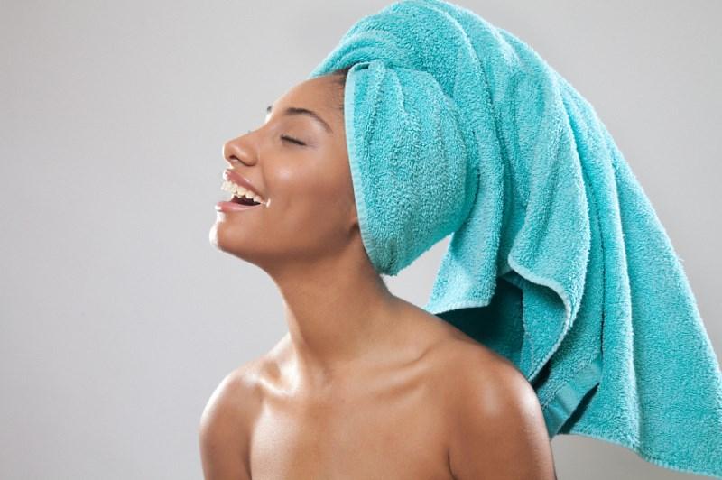 Почему вредно обматывать волосы полотенцем после душа