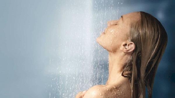 De ce nu e bine să-ți înfășori părul în prosop după ce faci duș