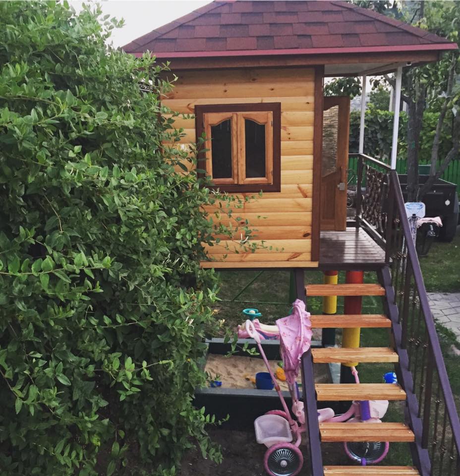 La 3 ani, are propria sa casa de lemn, in curte la bunei! Cat de rasfatata este fiica interpretului Adrian Ursu