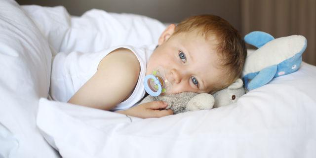 Izolarea în pătuțuri și hrănirea la ore fixe afectează sănătatea mintală a copiilor