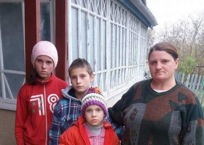O familie cu 4 copii a rămas fără acoperiș deasupra capului, după ce le-a ars casa