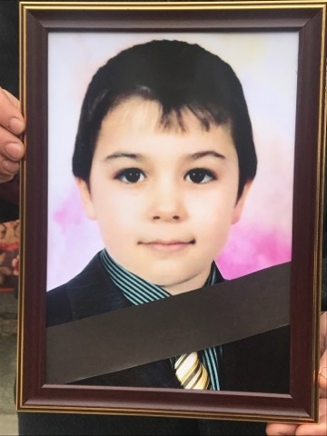 Băiețelul găsit mort într-o fântână a fost înmormântat de ziua sa de naștere
