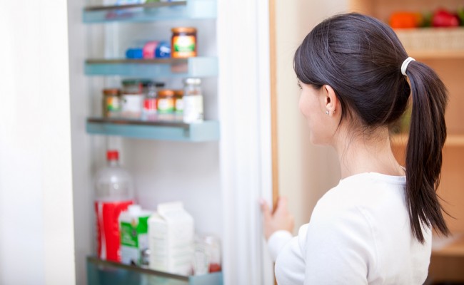 Нашли в холодильнике просроченные продукты? Узнайте, можно ли их употреблять, и при каких условиях!